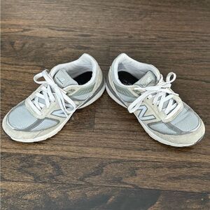 Iconic 990v5 New Balance Running Sneakers sz m4 (women’s 6/EU36)